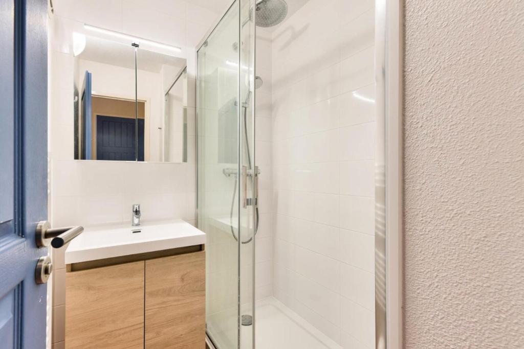 a bathroom with a glass shower and a sink at Résidence Lacanau Les Pins - maeva Home - Appartement 2 Pièces 5 Personnes 27 in Lacanau