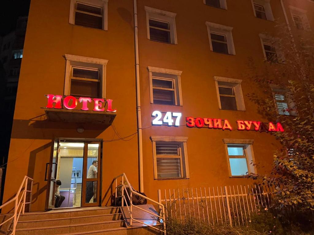 ein Hotel mit einem Hotelschild an der Seite eines Gebäudes in der Unterkunft 247 Hotel in Ulaanbaatar