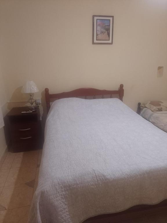 Tempat tidur dalam kamar di Alojamiento familiar doña justa