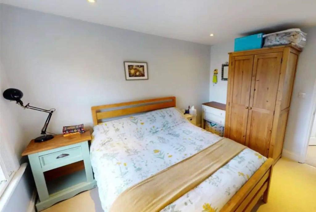 Giường trong phòng chung tại Peaceful 3 Beds - Near Central London