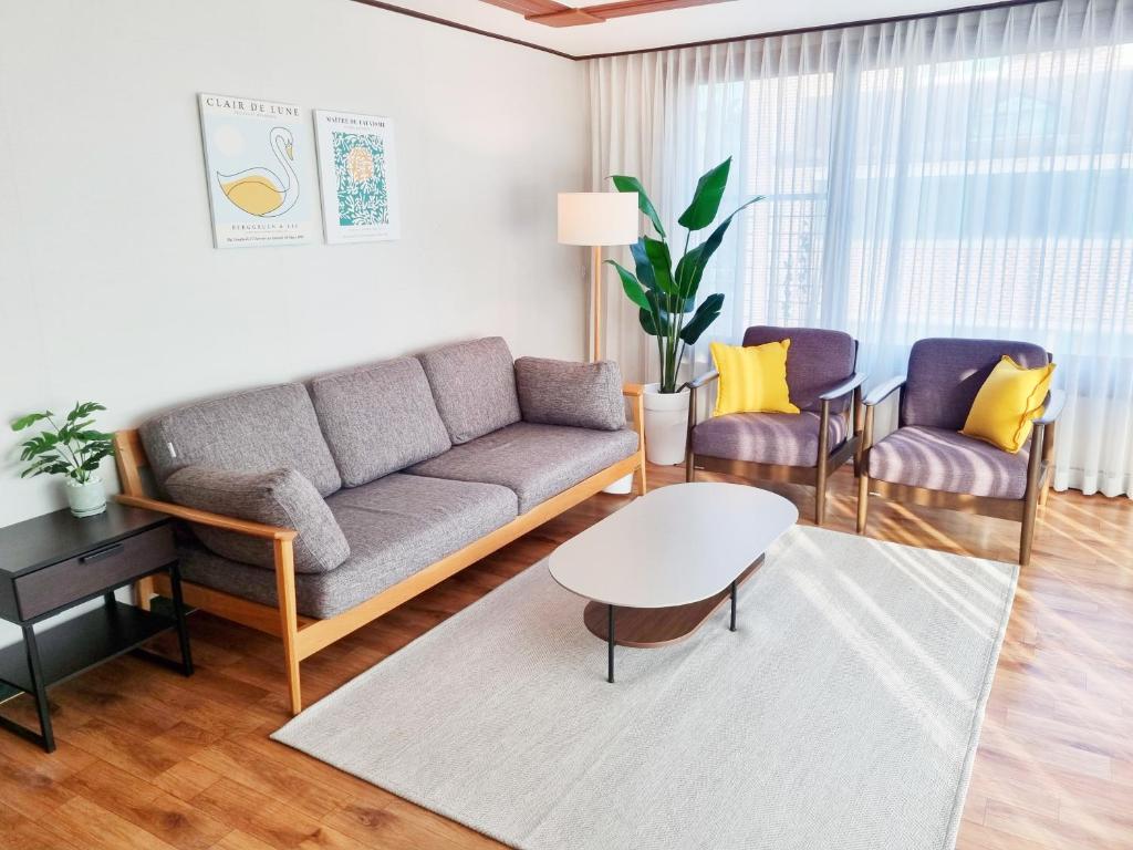 a living room with a couch and two chairs at [My Place] max8ppl/3rooms/3Qbeds/Migeum stn/SNUBH in Seongnam