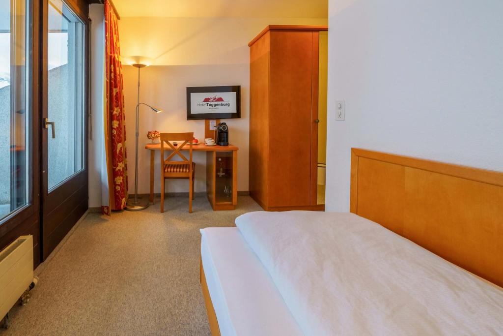 Postel nebo postele na pokoji v ubytování Hotel Toggenburg