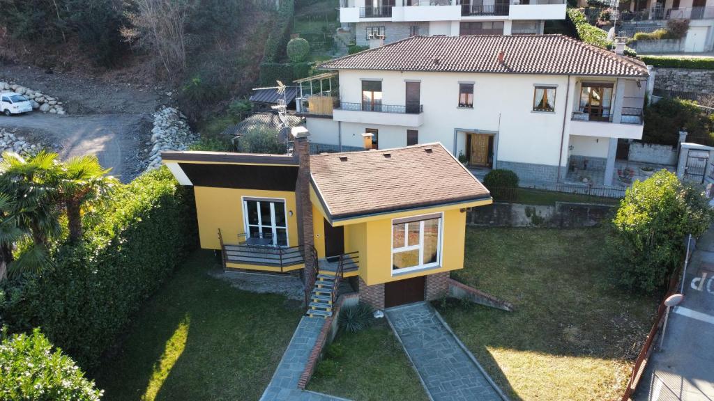 une vue aérienne sur une petite maison jaune dans l'établissement Villa la Tranquilla, à Baveno