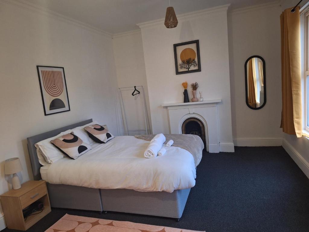 - une chambre avec un lit et des serviettes dans l'établissement Anfield Abbey House, à Liverpool