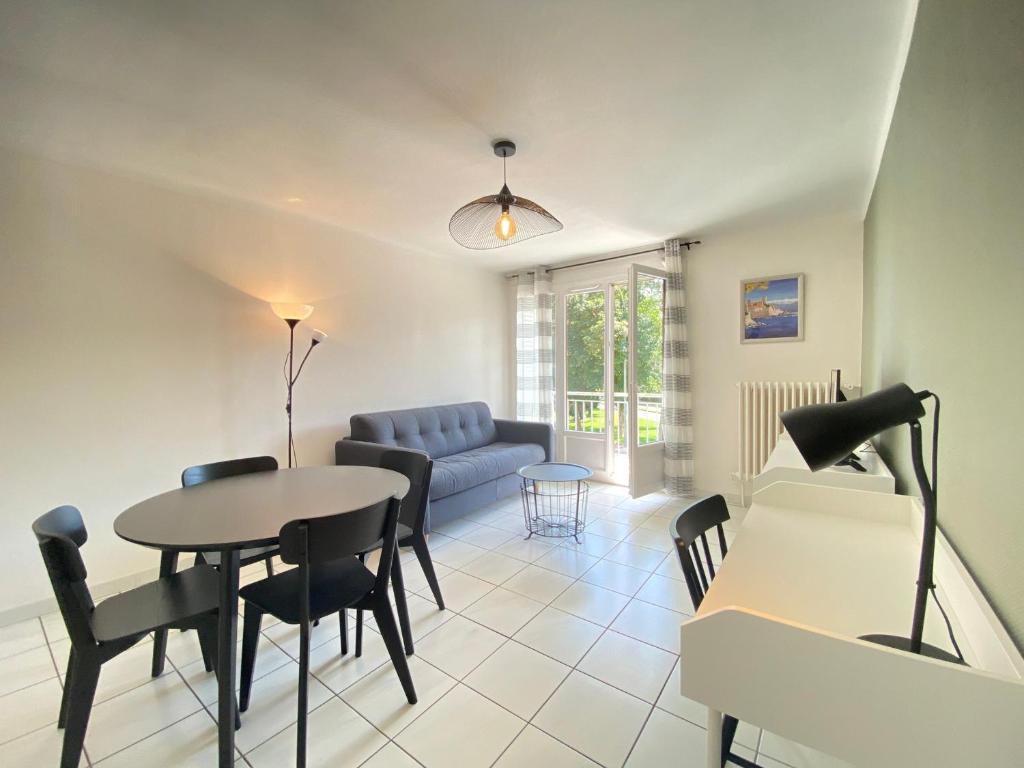 Appartement Annecy, 2 pièces, 4 personnes - FR-1-432-2にあるレストランまたは飲食店