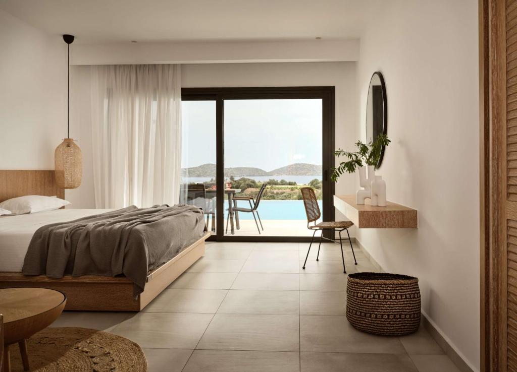 Postel nebo postele na pokoji v ubytování Elounda Palm Hotel & Suites