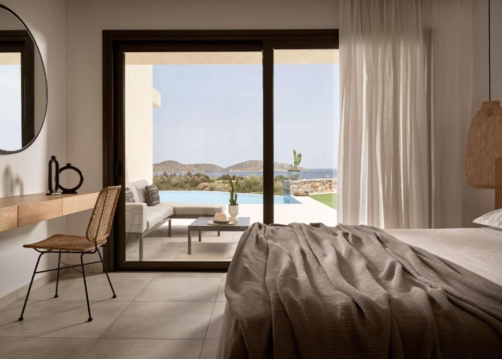 Postel nebo postele na pokoji v ubytování Elounda Palm Hotel & Suites