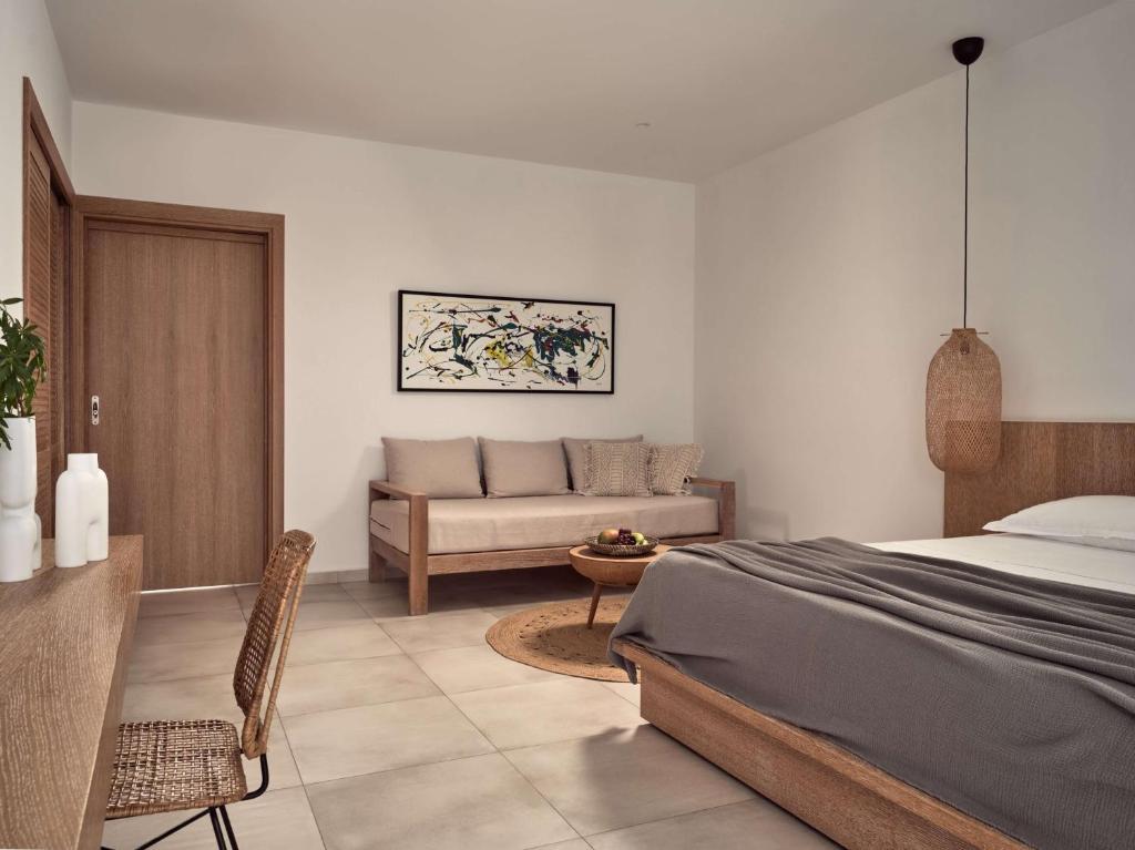 Postel nebo postele na pokoji v ubytování Elounda Palm Hotel & Suites