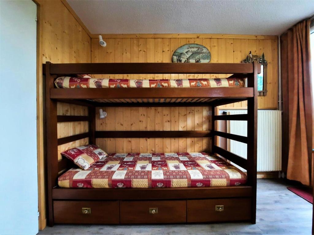 a bedroom with two bunk beds in a room at Résidence Chaviere - Studio pour 2 Personnes 034 in Les Menuires