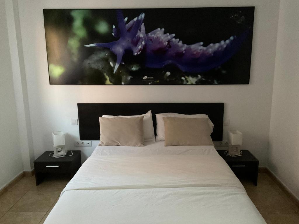 ラ・レスティンガにあるVV Princesa Guayarminaのベッドルーム1室(白いベッド1台、ナイトスタンド2台付)