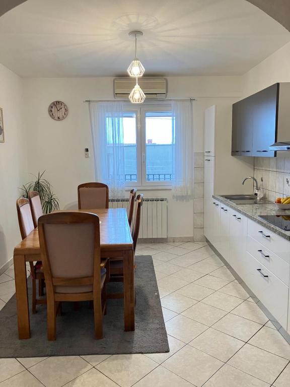 Kuchyňa alebo kuchynka v ubytovaní Apartment *Biba*