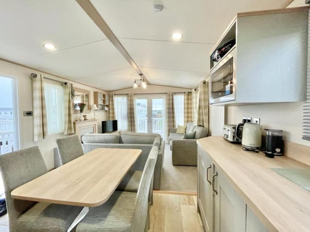 Camber的住宿－BW8 - 3B - ABI Windermere，一间厨房和客厅,客厅配有大篷车内的桌子