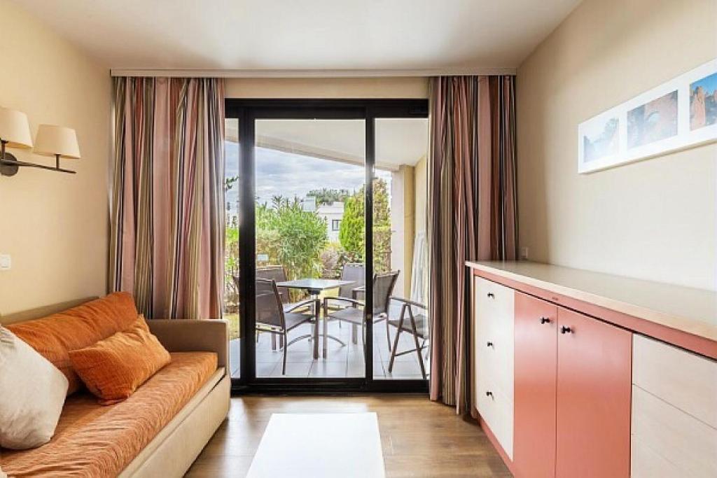 un salon avec un canapé et une table dans l'établissement Résidence Cannes Villa Francia - maeva Home - Appartement 2 Pièces 4 Personnes - Confort MAE-4184, à Cannes