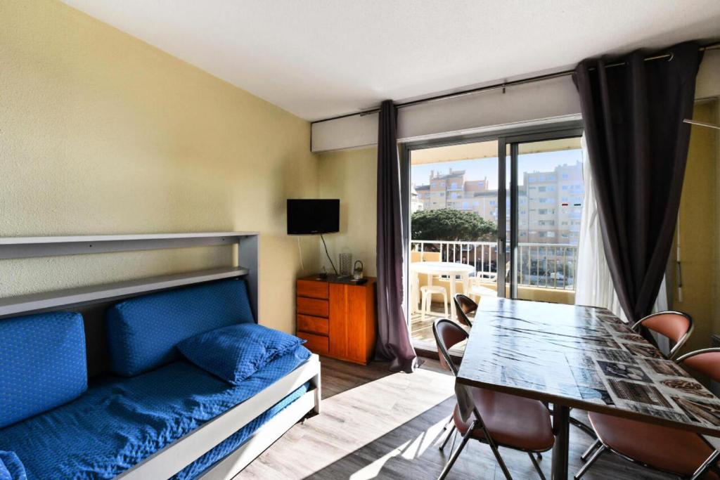 Cette chambre comprend un lit et une table à manger. dans l'établissement Hyeres Parc - maeva Home - Appartement 2 pièces 6 Personnes Confort MAE-5114, à Hyères