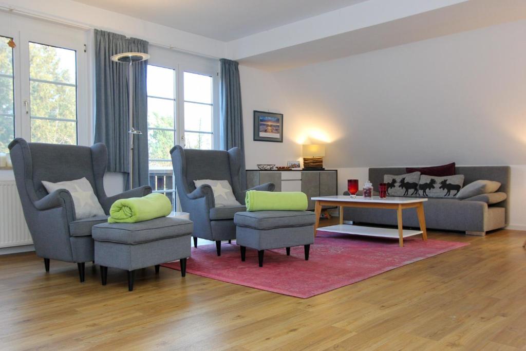 a living room with chairs and a couch and a table at Kormoran Harry´s Place Q8 in Prerow