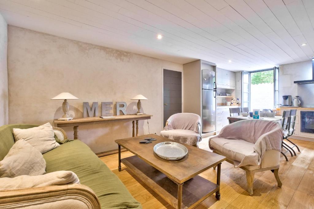 un salon avec un canapé et une table dans l'établissement Charmante maison pour 2 - 500m de la plage, à La Flotte