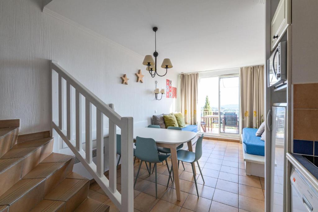 Część wypoczynkowa w obiekcie Les Appartements aux Restanques du Golfe de St Tropez - maeva Home - Appartement 3 Pièces 6 Personnes - Sélection - vue Mer MAE-6504