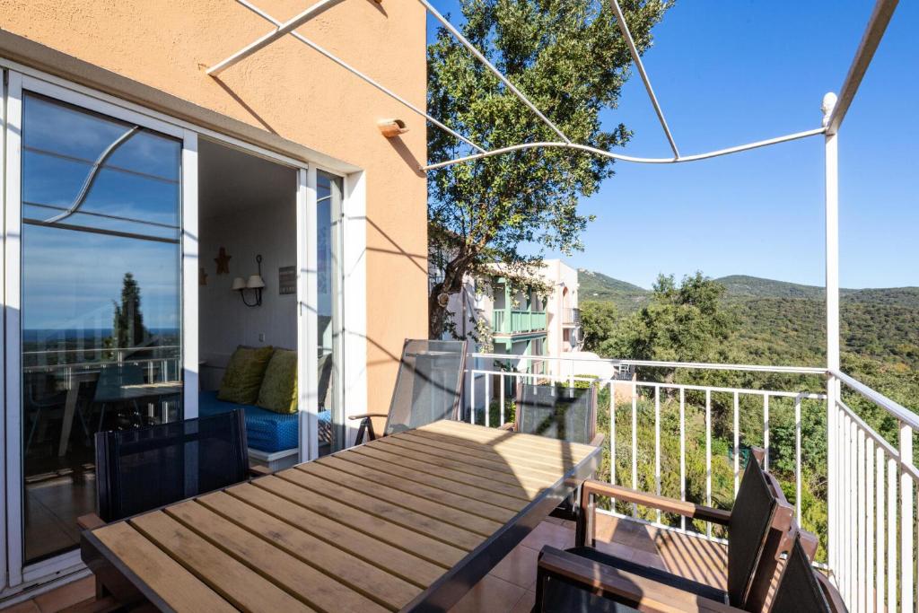 Balkon lub taras w obiekcie Les Appartements aux Restanques du Golfe de St Tropez - maeva Home - Appartement 3 Pièces 6 Personnes - Sélection - vue Mer MAE-6504