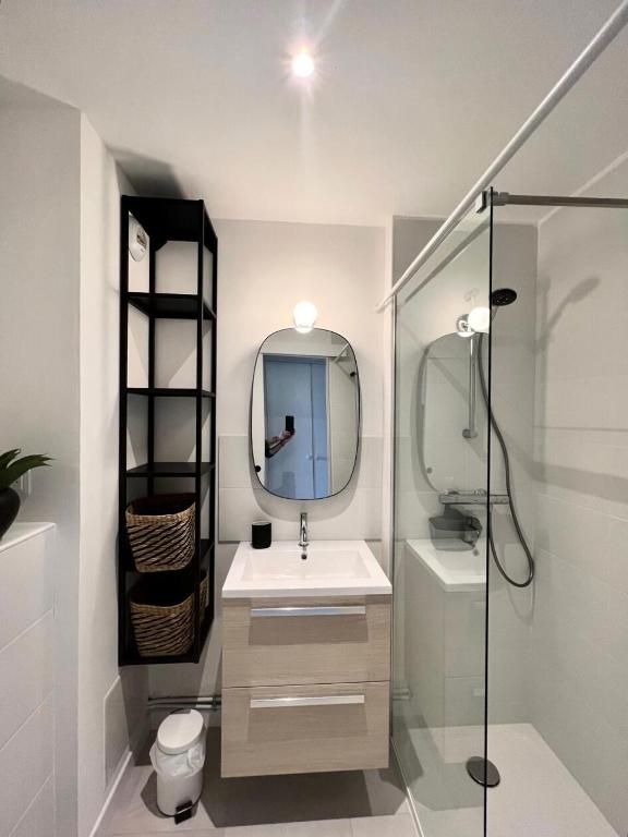 łazienka z umywalką i lustrem w obiekcie Résidence Les Parcs de Grimaud - maeva Home - Appartement 2 Pièces 4 Personnes - Sélection MAE-0194 w mieście Grimaud