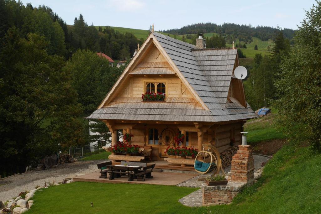 una pequeña cabaña de madera con una mesa de picnic en el patio en Zrubový domček u Vincka 2 en Ždiar