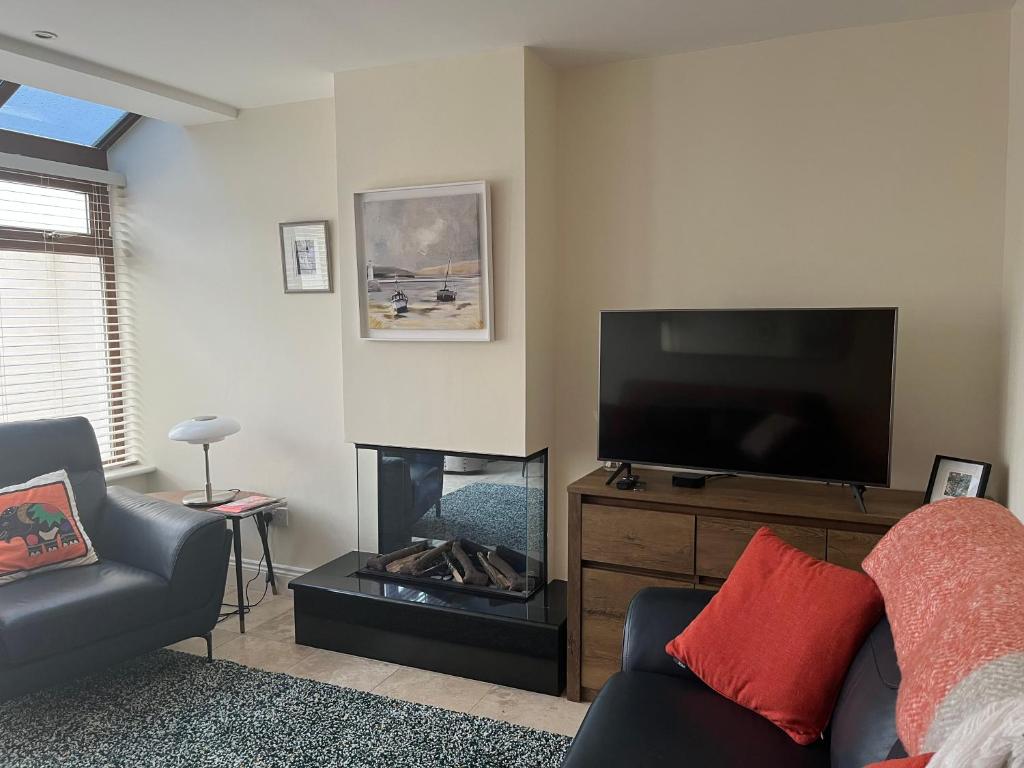 TV a/nebo společenská místnost v ubytování Ardmore Village Family Home