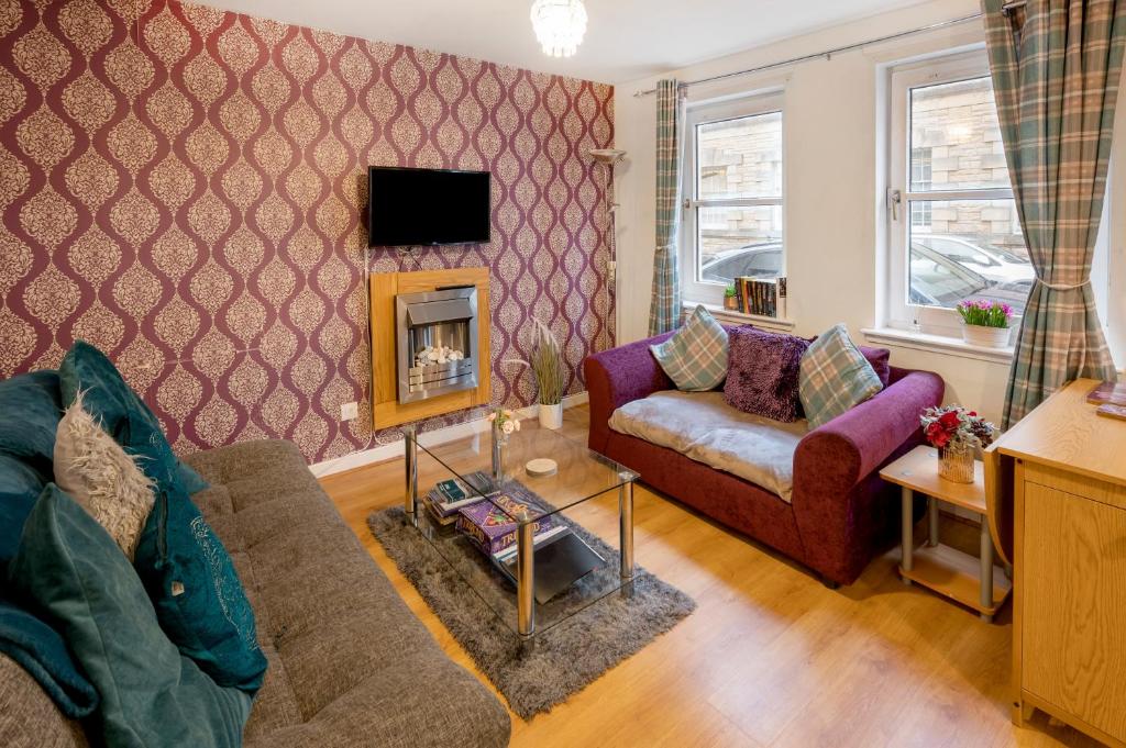 オーバンにあるArgyll Apartments - Drimvargie Terrace, Obanのリビングルーム(ソファ、暖炉付)