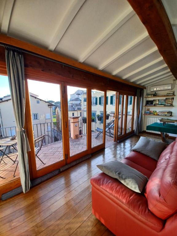 Posedenie v ubytovaní TERRAZZA COCCODE' spazioso con vista mozzafiato!