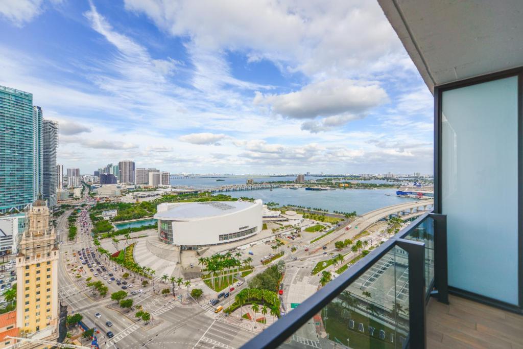 een uitzicht op de stad vanuit een gebouw bij Breathtaking Studio with Bay & City Views in Miami