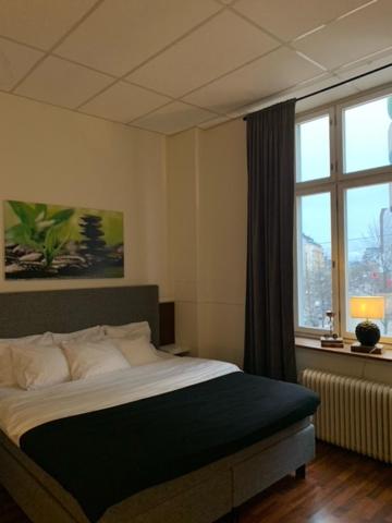 1 dormitorio con cama y ventana en Best Guest Vandrarhem, en Norrköping