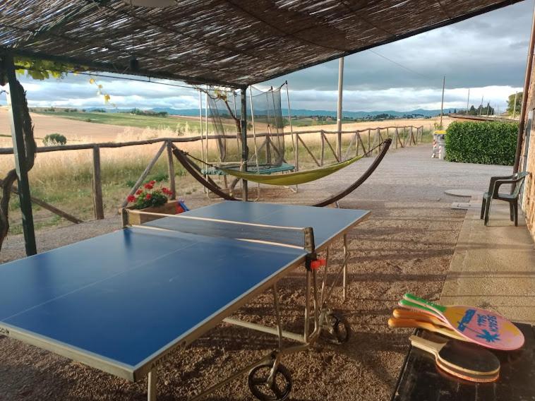 Stolní tenis v ubytování Le More E I Gelsomini nebo okolí