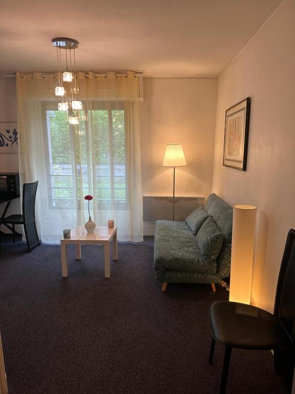 un salon avec un canapé et une table dans l'établissement Studio Paris Bastille, à Paris