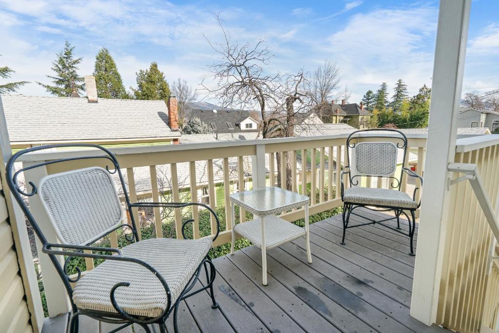twee stoelen en een tafel op een veranda bij Pioneer Vacation Rentals - Pioneer North Suite downtown Ashland in Ashland
