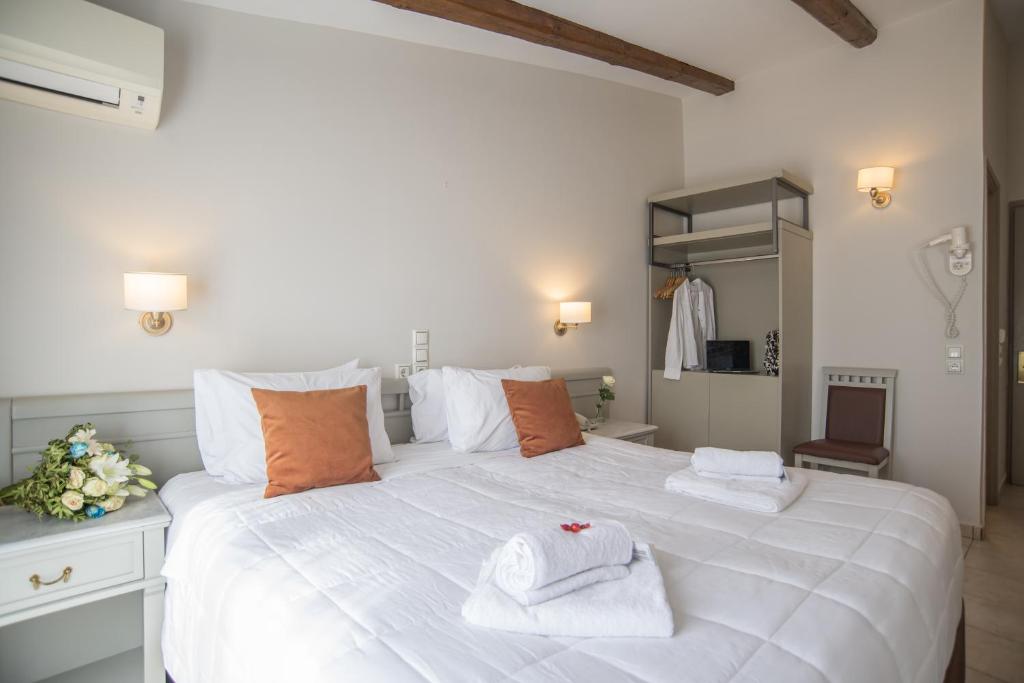 Postel nebo postele na pokoji v ubytování Parnassos Delphi Hotel