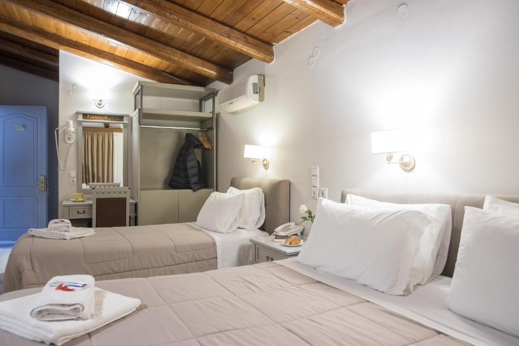 Postel nebo postele na pokoji v ubytování Parnassos Delphi Hotel