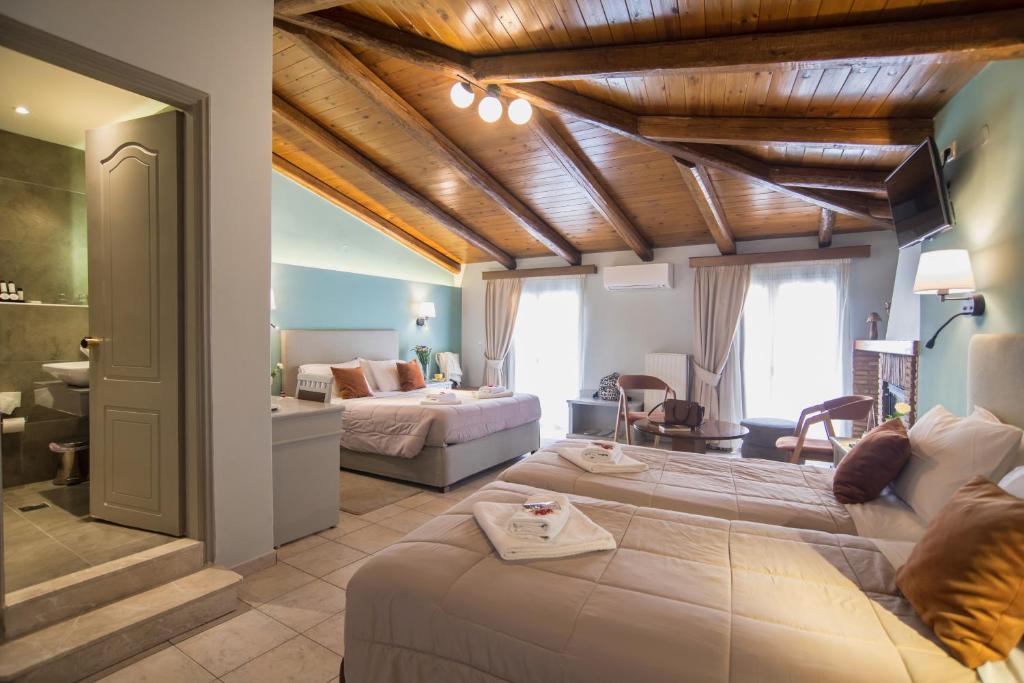 Postel nebo postele na pokoji v ubytování Parnassos Delphi Hotel