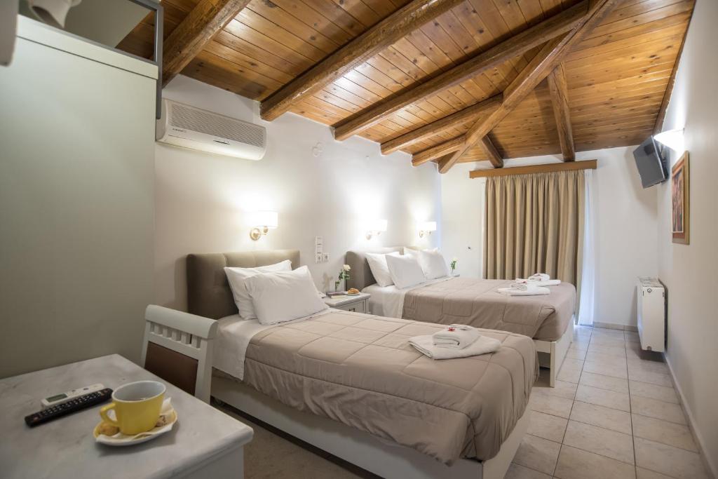 Postel nebo postele na pokoji v ubytování Parnassos Delphi Hotel