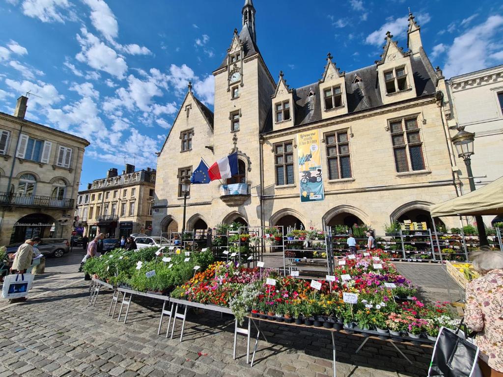 a street with a display of flowers in front of a building at Maisonnette plein centre 2/3p in Libourne