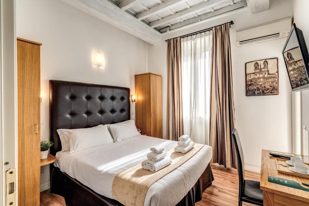 1 dormitorio con 1 cama grande y cabecero negro en Magenta Collection Cancello, en Roma