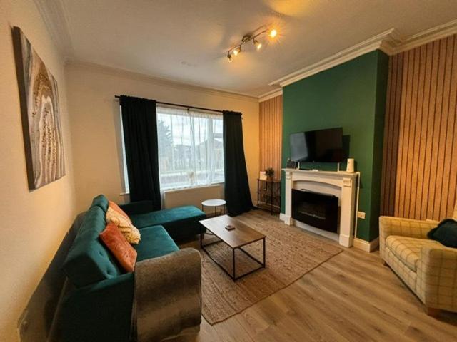 uma sala de estar com um sofá e uma lareira em Large 3 Bed House - Awsworth - J26 M1 - Ideal for Contractors or Families - Sleeps - 6 