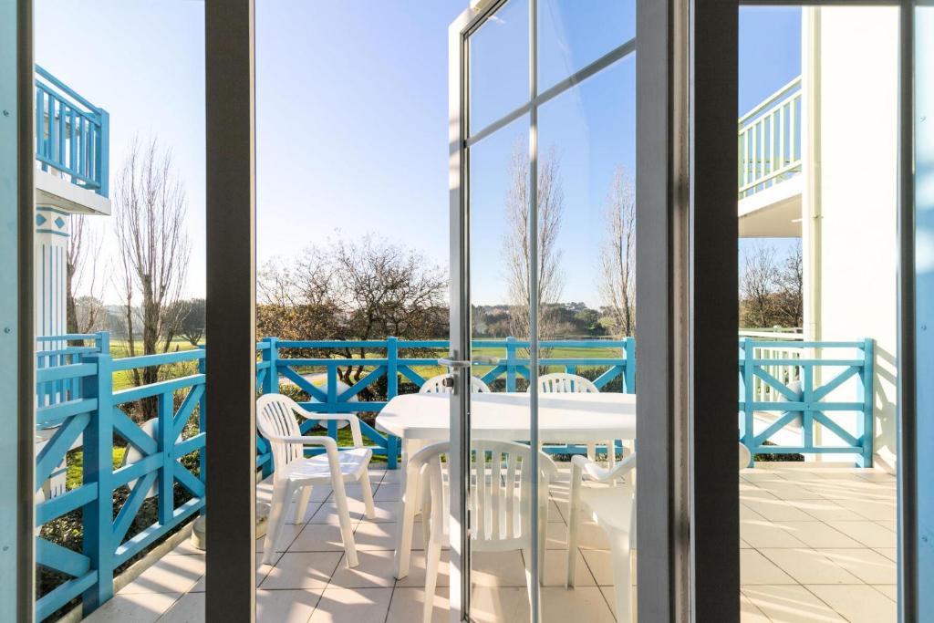 a patio with a table and chairs on a balcony at Résidence Port Bourgenay - maeva Home - Appartement 3 Pièces 7 Personnes - 714 in Talmont