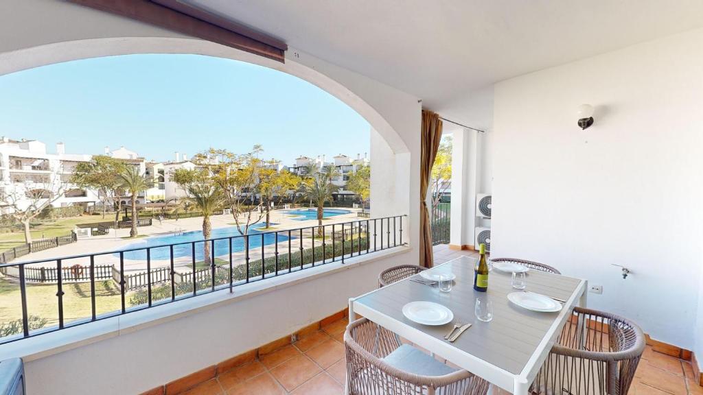 comedor con mesa y sillas y balcón en Casa Bonito M-Murcia Holiday Rentals Property, en Roldán