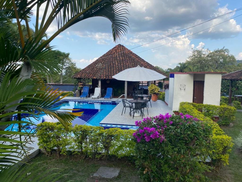 eine Villa mit einem Pool und einem Haus in der Unterkunft CASA CAMPESTRE VILLA PAULA - Finca 