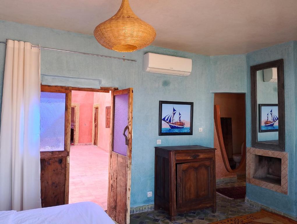 une chambre avec un lit et une chambre avec une porte dans l'établissement Riad Ocean Beach Douira, à Agadir