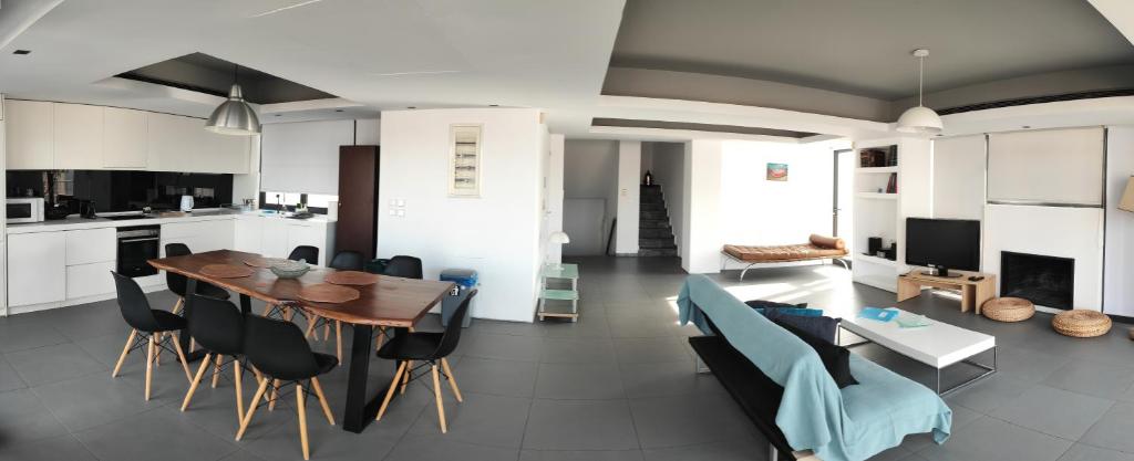 - une cuisine et une salle à manger avec une table et des chaises dans l'établissement Kerameikos Spacious Loft, à Athènes