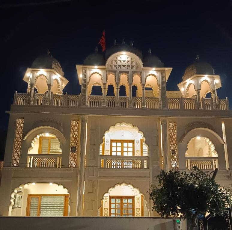 un edificio de noche con luces encendidas en Gupta Vilas - A Boutique Homestay, en Agra