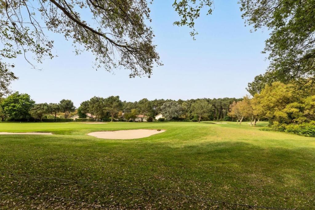 a view of the green at a golf course at Le Domaine du Golf de Pinsolle - maeva Home - Appartement 2 pièces 6 person 574 in Soustons