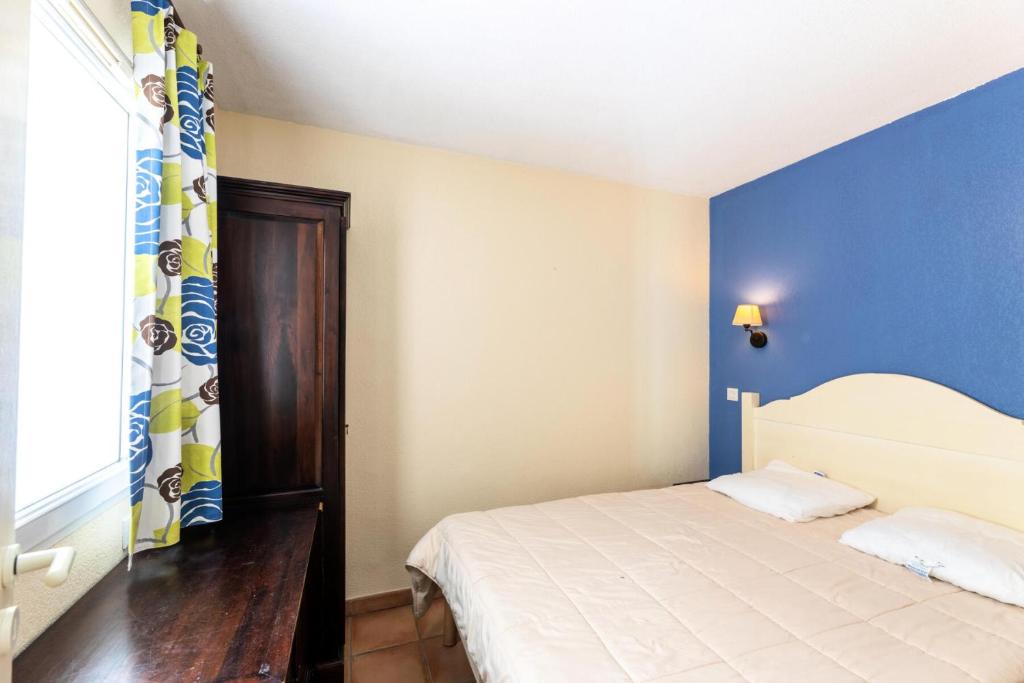 Tempat tidur dalam kamar di Le Domaine du Golf de Pinsolle - maeva Home - Appartement 2 pi&egrave;ces 6 person 684