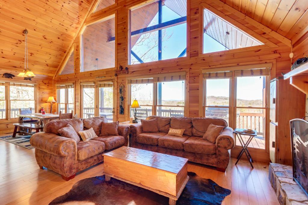 Χώρος καθιστικού στο Gorgeous Blue Ridge Mountain Retreat Deck and View!