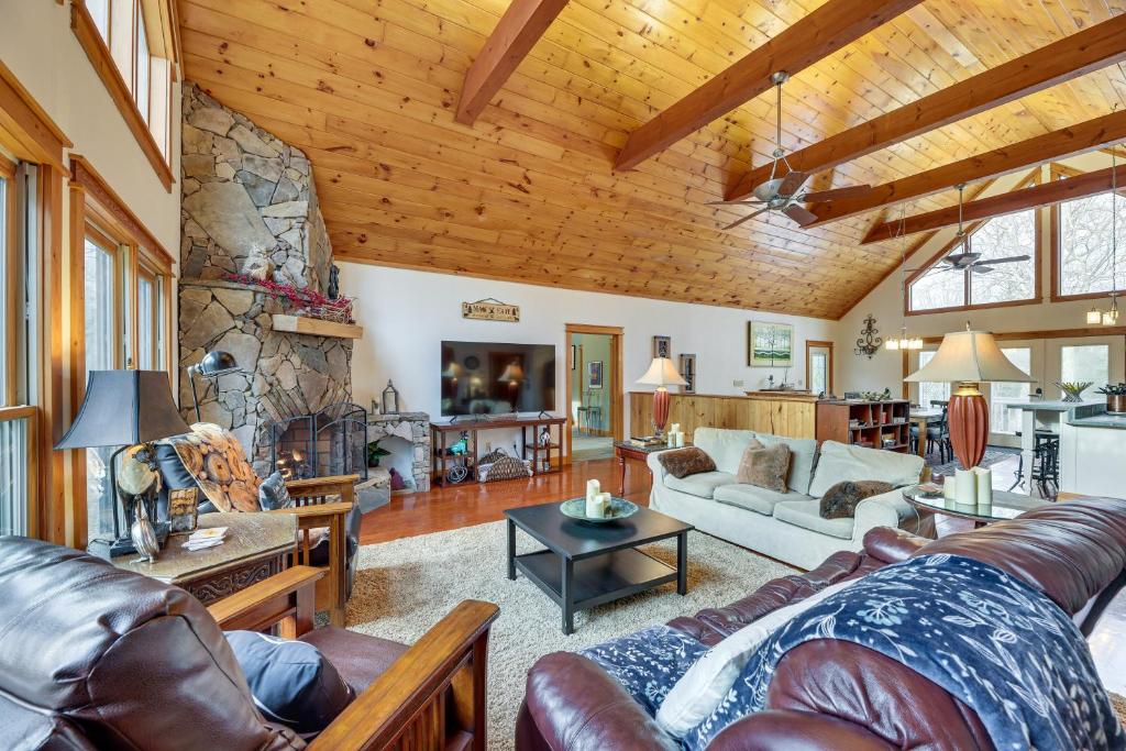 uma grande sala de estar com uma parede de pedra em Spacious Cabin 4 Mi to Snowshoe Mountain Resort! 