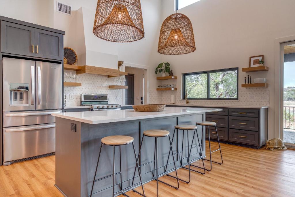 Kuchyň nebo kuchyňský kout v ubytování Chic Burnet Home on Lake Buchanan with 2 Fireplaces!